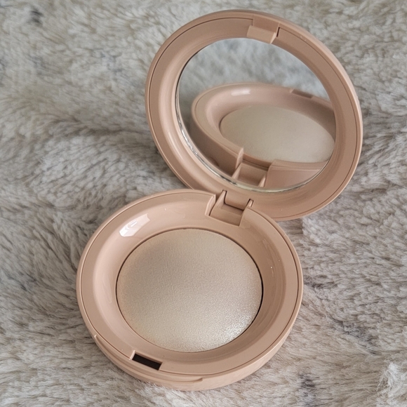 Enlighten - Rare Beauty Highlighter Selena Gomez - Picture 3 of 14